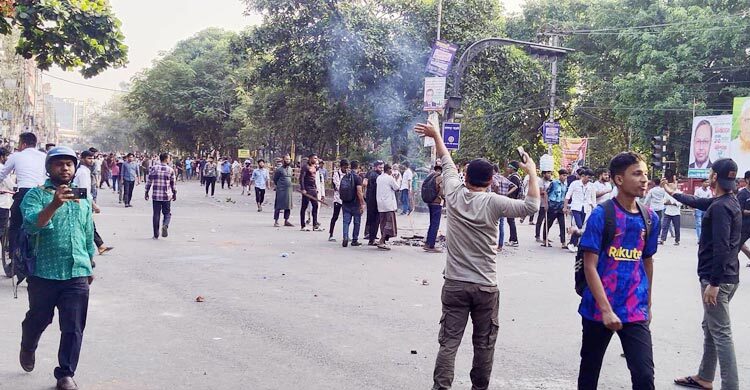 ‘৩৬ না ৩২’ স্লোগানে ফের উত্তপ্ত ধানমন্ডি, ধাওয়া-পাল্টা ধাওয়া
