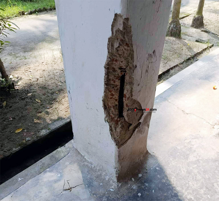 শেরে বাংলা হলের দেওয়াল-ছাদে ফাটল, খসে পড়ছে পলেস্তরা