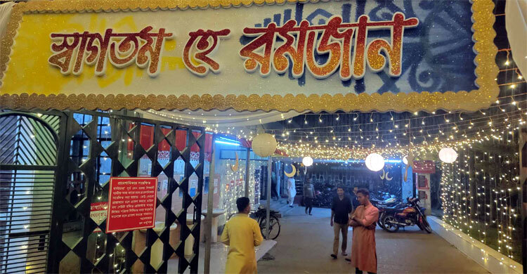 রোজার আনন্দে সেজেছে ঢাবির হলগুলো