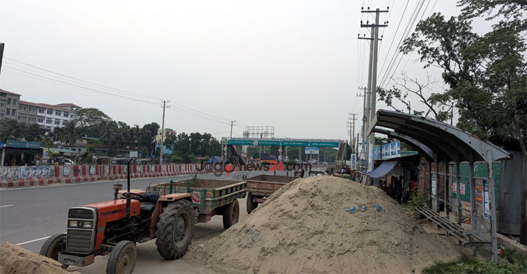দখলে বেহাল ছাউনি, যাত্রীদের দুর্ভোগ