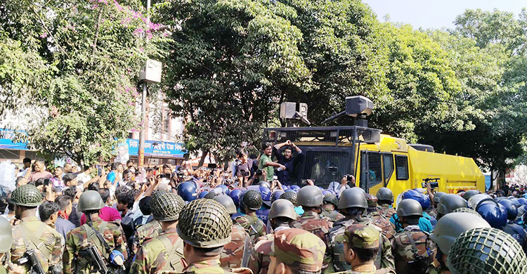 ৩২ নম্বরে টিয়ারগ্যাস-সাউন্ড গ্রেনেড, তিন দিক থেকে ছাত্রদের মিছিল