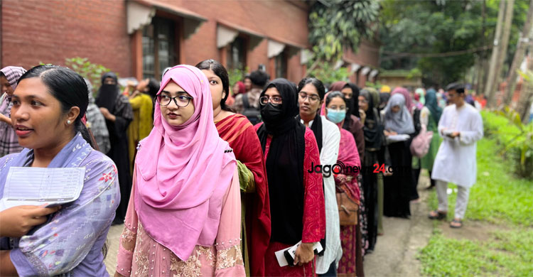 ছাত্রীদের কেন্দ্রগুলোতে ভোটারদের দীর্ঘ সারি