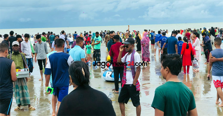 পর্যটক-দর্শনার্থীতে লোকারণ্য কক্সবাজার