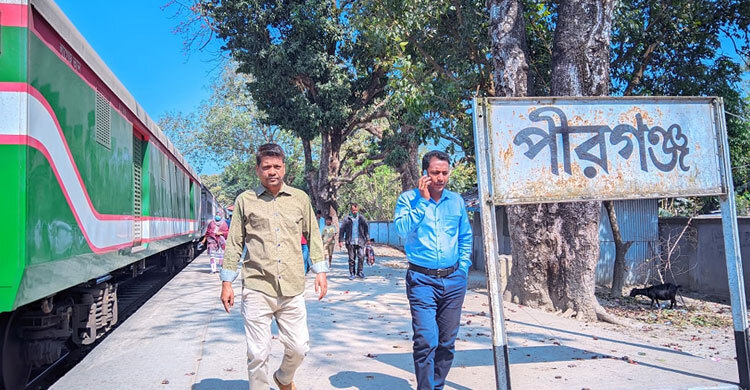 চলন্ত ট্রেনে পপকর্ন বিক্রেতাকে ছুরিকাঘাতে হত্যা