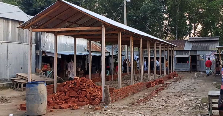 রাতের আঁধারে সরকারি রাস্তা দখল করে দোকান নির্মাণের অভিযোগ