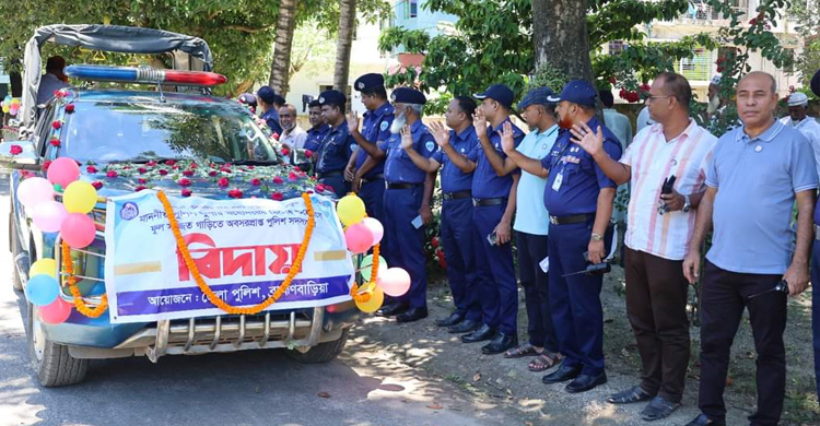 ব্রাহ্মণবাড়িয়ায় ১৫ পুলিশ সদস্যকে সুসজ্জিত গাড়িতে বিদায় দিলেন এসপি