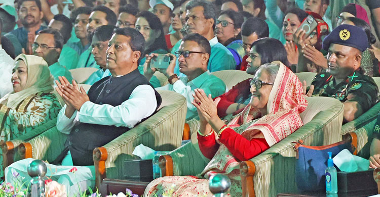 বিলাসিতা ছেড়ে শ্রমিকদের কল্যাণে বিশেষ নজর দিন