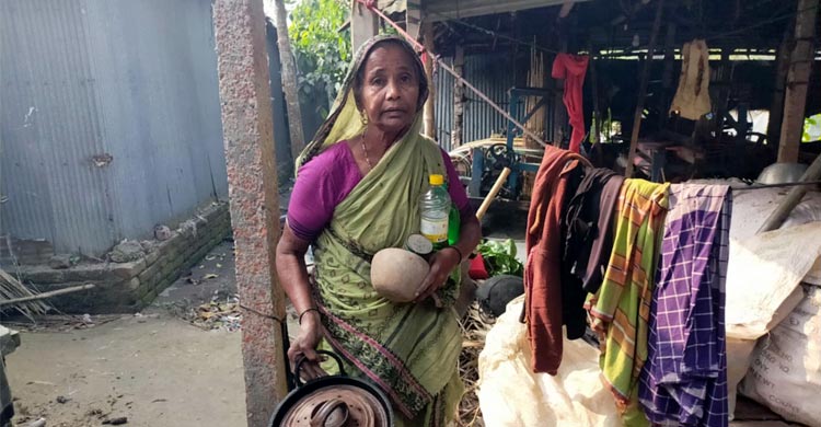 ঘর হারিয়ে কাঁদছেন ৫ সহোদর, জনরোষে পালালেন ম্যাজিস্ট্রেট