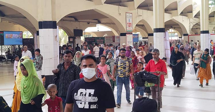 স্বস্তিতে ঢাকায় ফিরছেন কর্মজীবী মানুষ, চাপ বেড়েছে কমলাপুরে