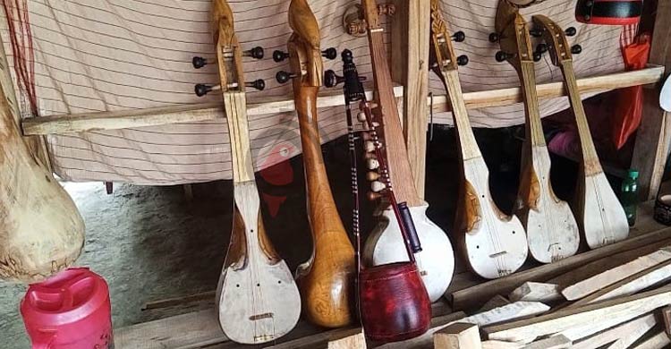 দেশ পেরিয়ে বিদেশে যাচ্ছে হেলাল সাধুর একতারা-দোতারা 