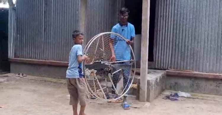 আকাশে ওড়ার স্বপ্ন থেকে প্যারাগ্লাইডার বানিয়ে ফেললেন মারুফ