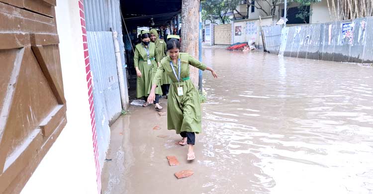 বৃষ্টি হলেই যেন খালে পরিণত হয় সড়ক