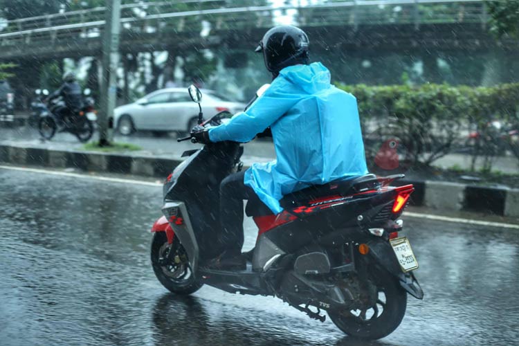 লাগাতার বৃষ্টিতে জনজীবনে চরম ভোগান্তি
