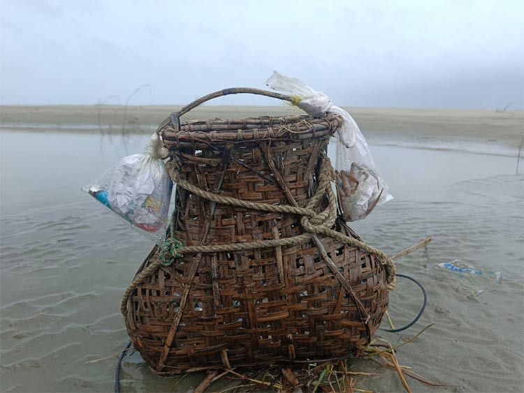 সমুদ্রসৈকতে বর্ষার ভিন্ন রূপ দেখবেন যেভাবে