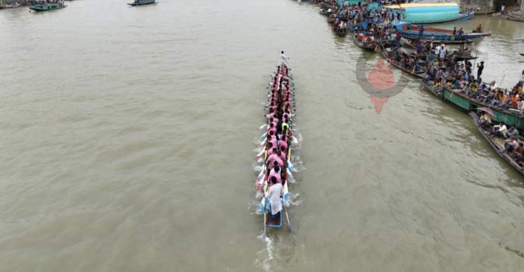 সুনামগঞ্জে নৌকাবাইচ দেখতে বৃষ্টি উপেক্ষা করে মানুষের ঢল