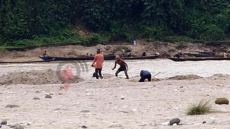 লুটপাটে বিলীনের পথে ভোলাগঞ্জের সাদা পাথর