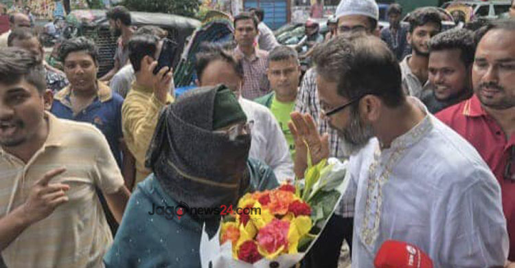 ধানমন্ডি ৩২ নম্বরে শ্রদ্ধা জানাতে গিয়ে হেনস্তার শিকার অনেকে