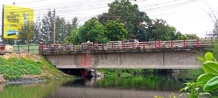 নিষ্ক্রিয় ঠিকাদার, দায় চাপাতে ব্যস্ত সড়ক বিভাগ