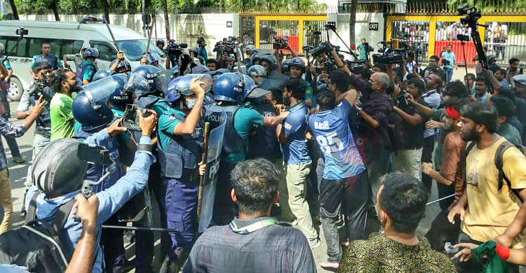 যমুনা অভিমুখী প্রকৌশল শিক্ষার্থীদের ওপর পুলিশের লাঠিচার্জে আহত ৬