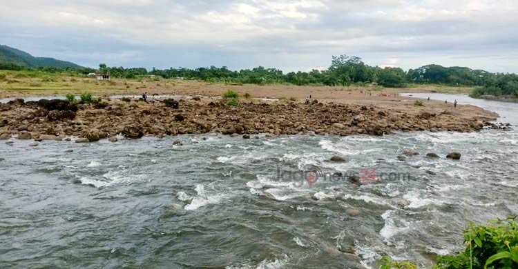 আইন আছে সাজা নেই, পেট বাড়ছে পাথরখেকোদের