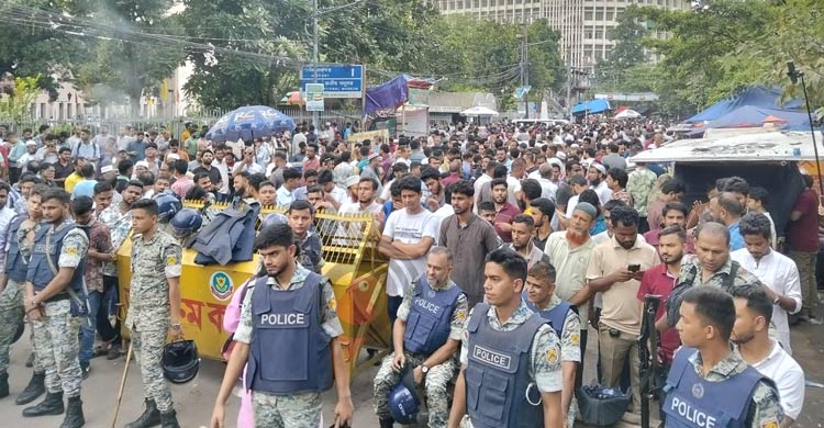 ডাকসুর ফলের অপেক্ষায় সবাই, কেন্দ্রের বাইরে উপচেপড়া ভিড়