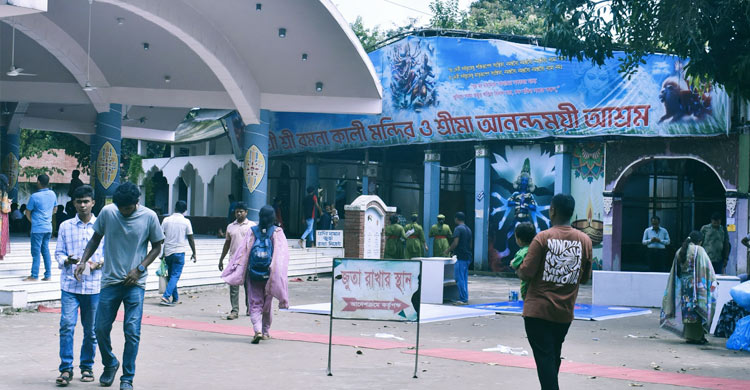 রঙিন সাজে সাজছে রমনা কালী মন্দির