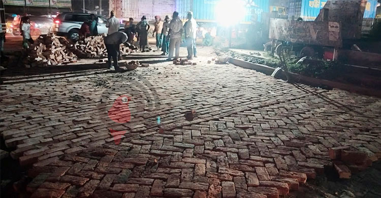 এক সড়কেই দিন পার, ক্ষতির মুখে ব্যবসা-বাণিজ্য