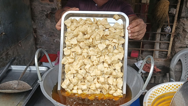 ৩০ বছর ধরে এক টাকায় শিঙাড়া-নিমকি মেলে মানিকের কাছে