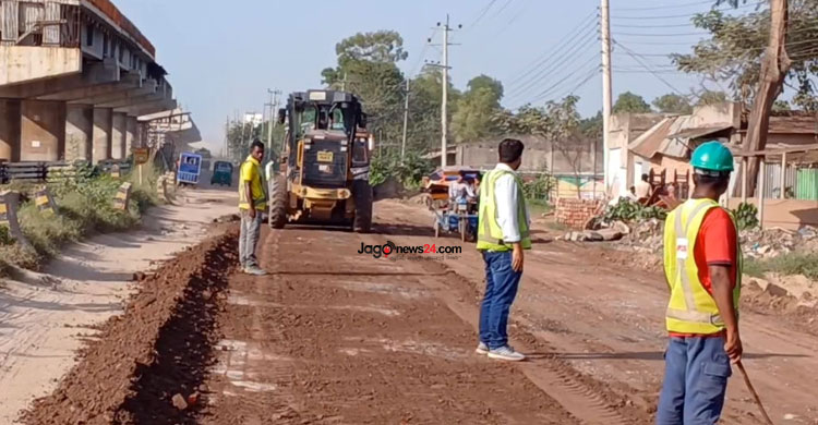 চাকরি বাঁচাতে ঢাকা ছেড়ে কর্মকর্তারা সড়কে, দুর্ভোগ পোহাতে হবে আরও 