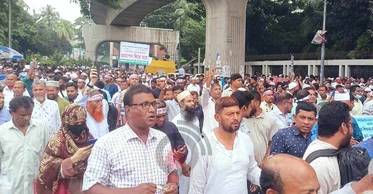 পাঠ ছেড়ে মাঠে শিক্ষকরা, ‘নির্লিপ্ত’ শিক্ষা মন্ত্রণালয়