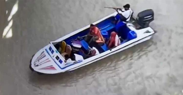 পদ্মার নিয়ন্ত্রণ নিয়ে অস্ত্রের মহড়া-গুলি, নদীপাড়ে আতঙ্ক