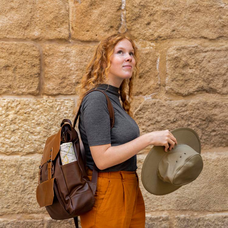 প্রতিদিন এক কাঁধে ব্যাকপ্যাক ঝুলিয়ে নিলেই ক্ষতি