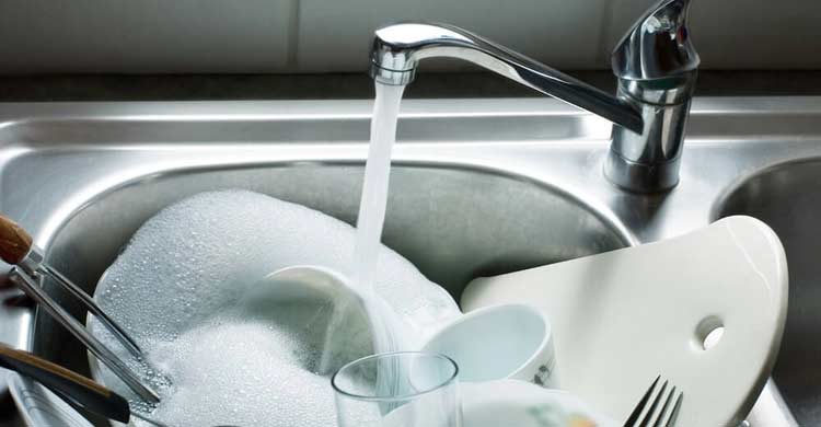 কাচের বাসনে দাগ? ঘরোয়া উপায়েই ফিরিয়ে আনুন উজ্জ্বলতা