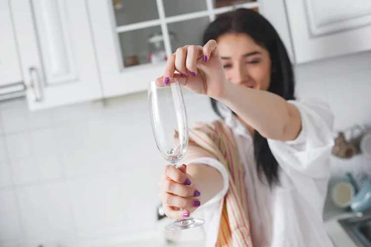 কাচের বাসনে দাগ? ঘরোয়া উপায়েই ফিরিয়ে আনুন উজ্জ্বলতা