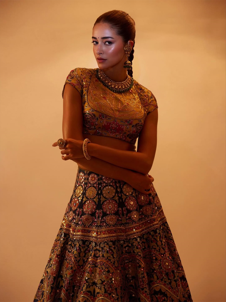 বন্ধুর মেহেদিতে ফ্যাশনের আলো ছড়ালেন অনন্যা