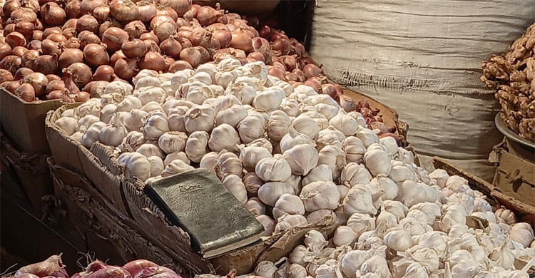 চালের দাম নিম্নমুখী, ৪০ টাকা বেড়েছে পেঁয়াজে