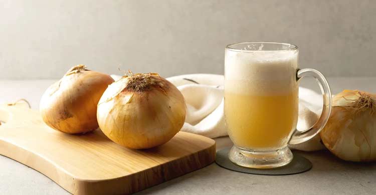 প্রাকৃতিকভাবে চুল পড়া কমাতে পারে আলুর রস