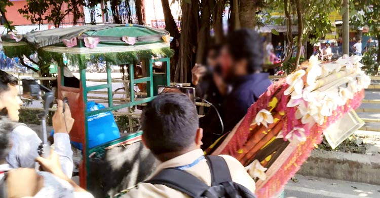 ধানমন্ডি ৩২-এ উত্তেজনা: লাঠিপেটা, সাউন্ড গ্রেনেড নিক্ষেপ