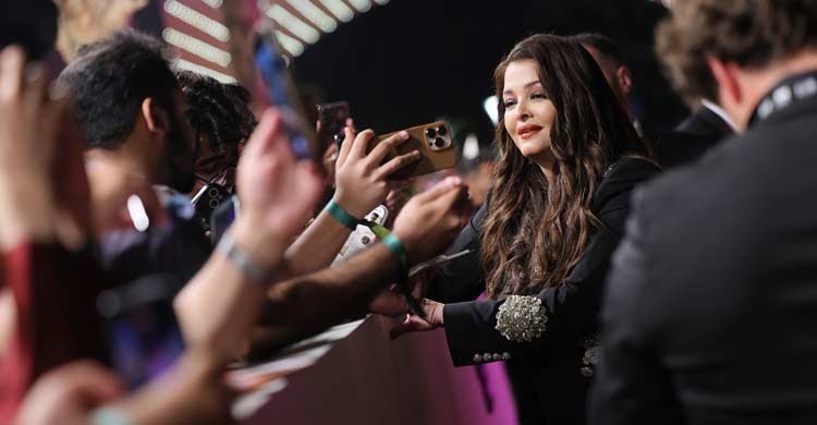 সৌদি আরবের লাল গালিচায় বিশ্বতারকারা