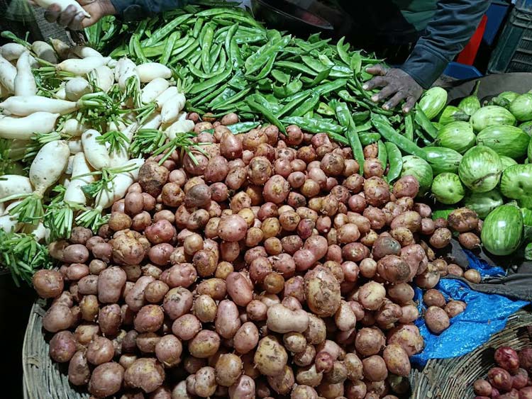 আমদানির পরও পেঁয়াজে স্বস্তি নেই, নাগালে নতুন আলু