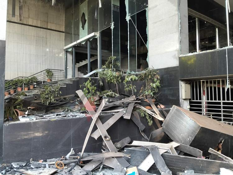 এখনো উড়ছে ধোঁয়া, প্রথম আলো ও ডেইলি স্টার ভবন ধ্বংসস্তূপ