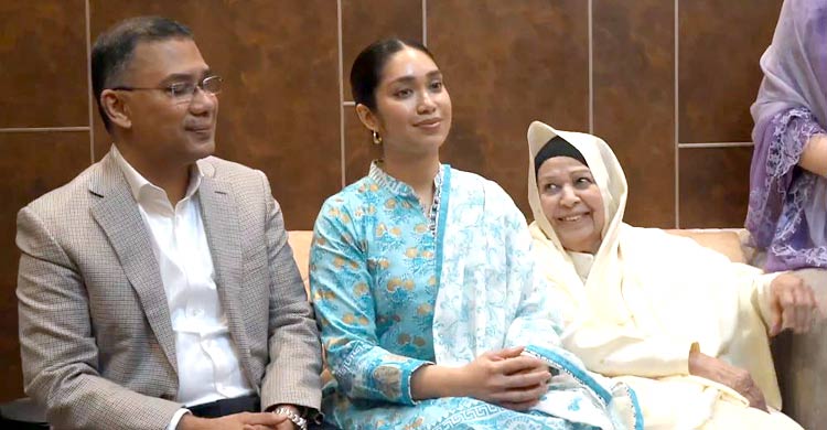 ১৭ বছরের নির্বাসন শেষে দেশে প্রত্যাবর্তন