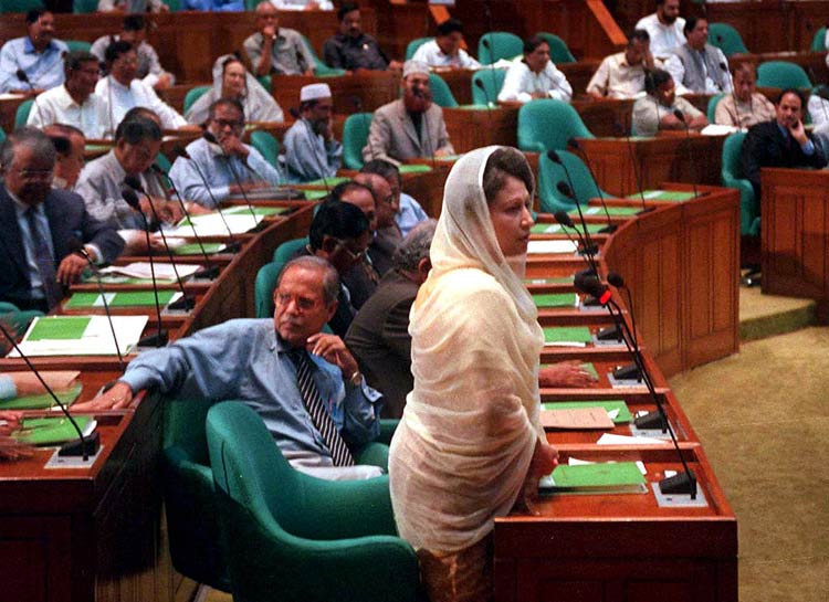 রাজনীতিতে অনিচ্ছুক খালেদা জিয়া যেভাবে বিএনপির হাল ধরেন