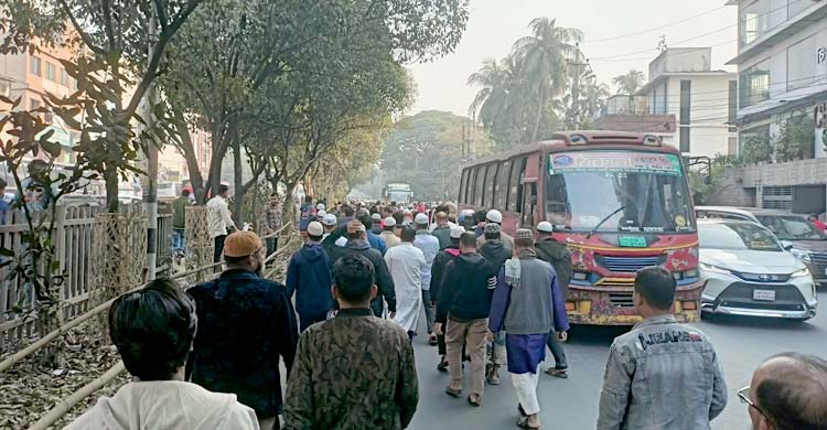 জানাজা শেষে হেঁটে গন্তব্যে ফিরছেন মানুষ