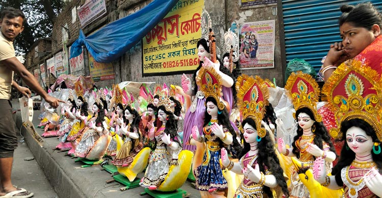 বিদ্যাদেবীর আবাহনে শাঁখারীবাজার এখন উৎসবের নগরী