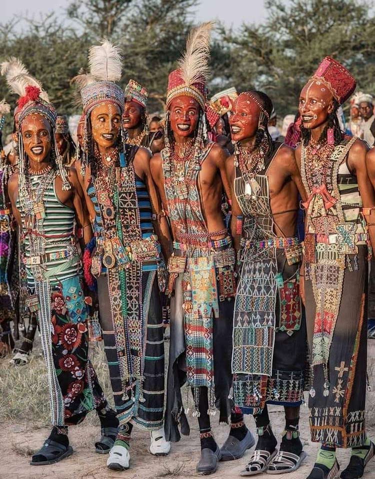 বিয়ের পাত্রীকে আকৃষ্ট করতে মুখে মেকআপ করেন পুরুষরা