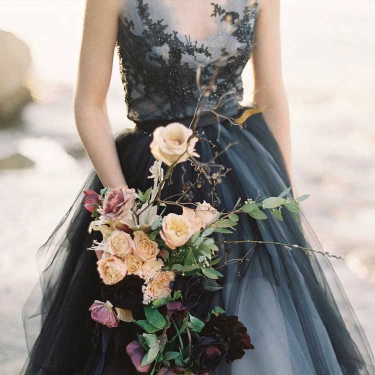 যেখানে কনে বিয়েতে লাল নয়, কালো পোশাক পরে