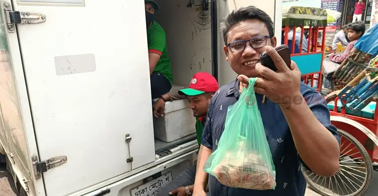 তিন ঘণ্টা অপেক্ষার পর পণ্য পেয়ে হাসি