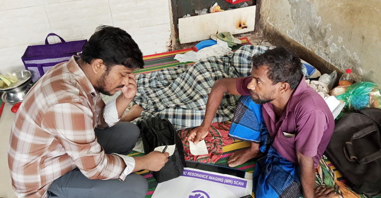 চিকিৎসা হাসপাতালে, পরীক্ষা করাতে হয় বাইরে!