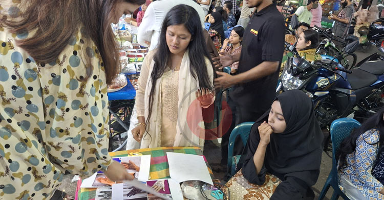 ঈদ উপলক্ষে বেইলি রোডে চলছে &lsquo;মেহেদি উৎসব&rsquo;